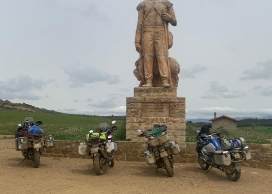 statue avec motos 