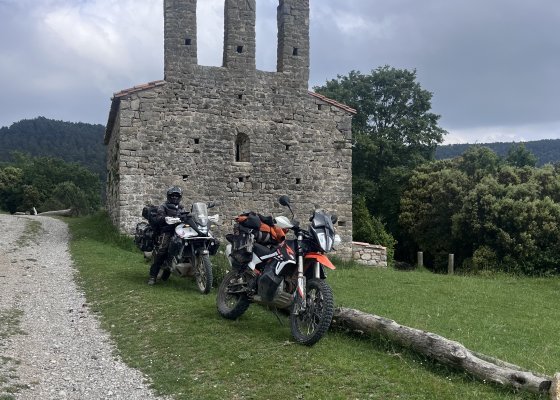 motos devant une église 