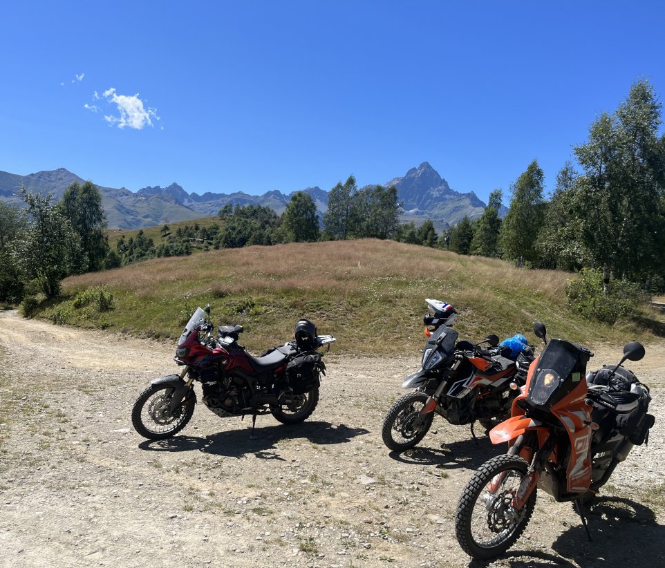 motos sur fond de paysage de montagne 