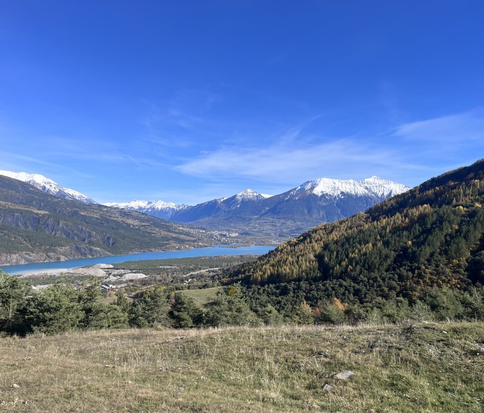 paysage de montagne avec le lac de serre ponton
