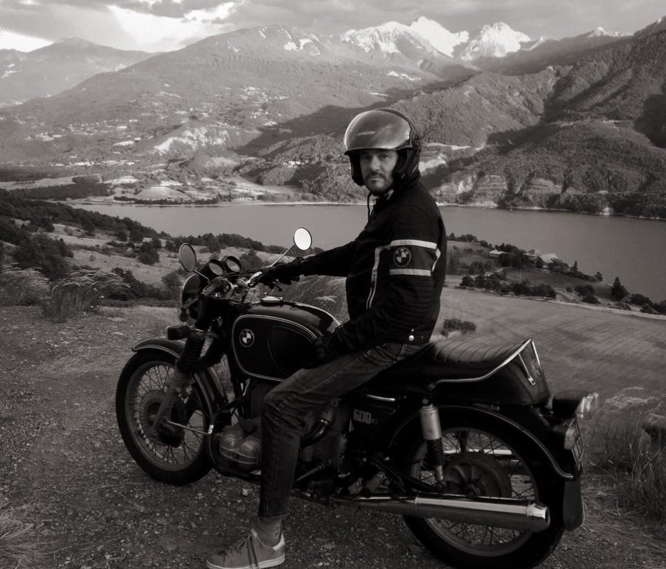 Pilote sur vieille moto 