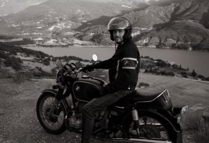 Pilote sur vieille moto 